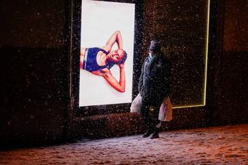 Durante todo el día ha caído una intensa nevada en Madrid que ha dejado estampas muy poco habituales en esta ciudad.