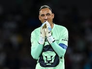 Pumas' Costa Rica goalkeeper #01 Keylor Navas reacts during the Liga MX Apertura football tournament match between Pumas and Puebla at the Olimpico Universitario Stadium in Mexico City on August 24, 2025. (Photo by Alfredo ESTRELLA / AFP)