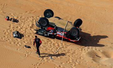 El automóvil accidentado de Brian Baragwanath y el copiloto Leonard Cremer del Century Racing Team. Ambos  salieron por su propio pie del vehículo después de estrellarse durante la etapa de hoy.