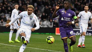 Kenny Lala golpea el balón ante el Toulouse.