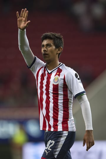 Cuando Chivas necesitó de centro delantero debido a las lesiones de sus compañeros, Macías dio la cara y lo hizo de buena forma. Debutó a la edad de 17 años y de inmediato se mostró como un delantero con peligro. En el reciente torneo, Almeyda lo colocó de extremo, posición la cual también desempeña de buena forma.