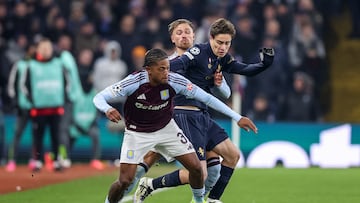 Birmingham (United Kingdom), 27/11/2024.- Leon Bailey of Aston Villa (L) in action against Kenan Yildiz of Juventus (C) during the UEFA Champions League match between Aston Villa and Juventus in Birmingham, Great Britain, 27 November 2024. (Liga de Campeones, Gran Bretaña, Reino Unido) EFE/EPA/ADAM VAUGHAN