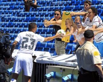 El lateral derecho brasileño Danilo Luiz Da Silva durante su presentación hoy como nuevo jugador del Real Madrid, en el estadio Santiago Bernabeu. 