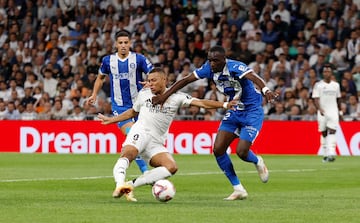 2-0. Taconazo de Kylian para jugar con Bellingham que le devuelve la pared. El francés, en carrera, se libra de su marcador y supera a Antonio Sivera con un disparo al palo corto.