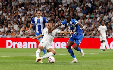 2-0. Taconazo de Kylian para jugar con Bellingham que le devuelve la pared. El francés, en carrera, se libra de su marcador y supera a Antonio Sivera con un disparo al palo corto.