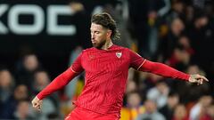 Sergio Ramos golpea el balón en el encuentro ante el Valencia en Mestalla.