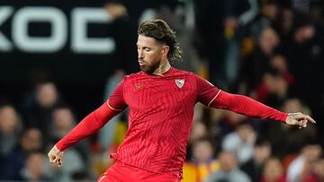 Sergio Ramos golpea el balón en el encuentro ante el Valencia en Mestalla.