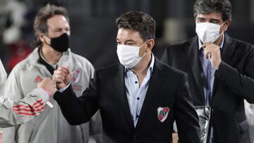 River Plate&#039;s team coach Marcelo Gallardo (C) greets a ball boy before the Argentine Professional Football League match against Arsenal at the Monumental stadium in Buenos Aires, on September 19, 2021. (Photo by ALEJANDRO PAGNI / AFP)