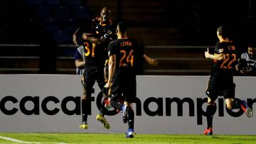 GU2001. CIUDAD DE GUATEMALA (GUATEMALA), 19/02/2019.- El jugador del Dynamo de Houston de Estados Unidos Damarcus Beasley (c) celebra su anotación ante el Guastatoya de Guatemala, en un partido de la Liga de Campeones de la Concacaf disputado hoy, martes 19 de febrero de 2019, en el Estadio Doroteo Guamuch de Ciudad de Guatemala. EFE/Esteban Biba