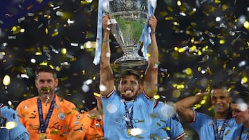 R¨²ben Dias, jugador del Manchester City, levanta el t¨ªtulo de la Champions League.