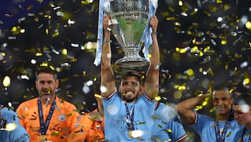 Rúben Dias, jugador del Manchester City, levanta el título de la Champions League.