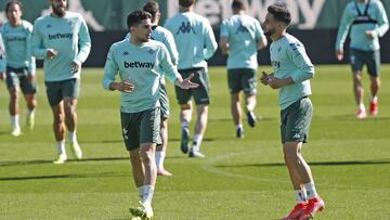 Bartra, junto a Álex Moreno.