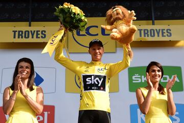 ChrisFroome celebra en el podio el maillot amarillo de líder.