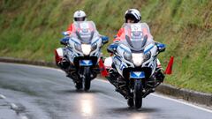 GRAFCAV8094. MARKINA (BIZKAIA), 12/05/2023.-Dos motoristas de la Ertzaintza custodian la Itzulia women a su paso por el puerto de Gointzagarraigana en la primera etapa Itzulia mujeres  Eika-Etxebarria  Markina-Xemein de  (122,2 km) EFE/Luis Tejido
