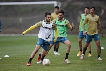 Loiodice, al fondo a la derecha (camiseta amarilla), ejercitándose ayer en la Ciudad Deportiva de Las Palmas.