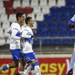 La UC sufre y avanza por penales