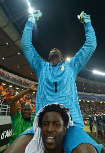 Wilfried Bony lleva a hombros a Boubacar Barry.