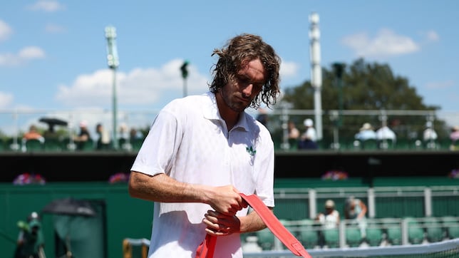 Tsitsipas, abatido tras su retirada: “Es muy doloroso verme en una situación como esta”