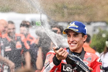 Marc Márquez celebra su victoria en el sprint del GP de República Checa.
