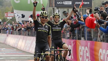 Esteban Chaves y Simon Yates entrando juntos en la sexta etapa del Giro de Italia 2018.