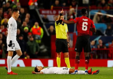 Paul Pogba red card as PSG put one foot in quarter-finals