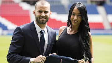 Jesé Rodrígues y su novia, Aurah Ruiz, durante su presentación con el PSG.