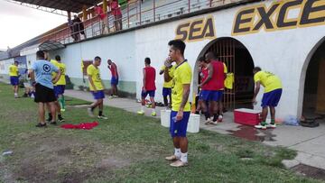 Jugadores de Juticalpa al termino de un entrenamiento.