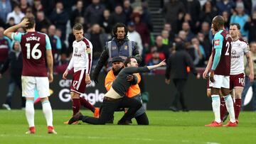 Angelo Ogbonna, del West Ham, es encarado por un aficionado tras la derrota 0-3 ante el Burnely.