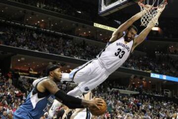 Marc Gasol se cuelga del aro ante Mo Williams.