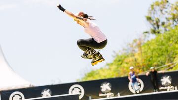 Una chica salta con sus patines en el Park negro del ImaginExtreme Barcelona 2018. 