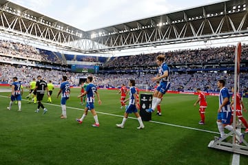 Los jugadores del Espanyol, entre ellos refuerzos como Carlos Romero, Alex Král y Marash Kumbulla, irrumpen en el césped del RCDE Stadium.