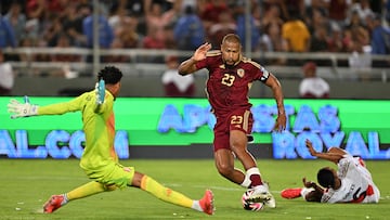 Venezuela's forward #23 Salomon Rondon and Peru's goalkeeper #01 Pedro Gallese fight for the ball during the 2026 FIFA World Cup South American qualifiers football match between Venezuela and Peru at the Monumental de Maturin stadium in Maturin, Monagas state. Venezuela, on March 25, 2025. (Photo by JUAN BARRETO / AFP)
