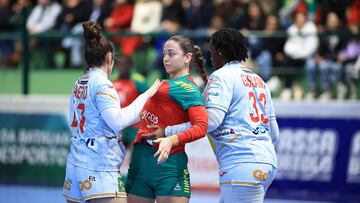 Partido entre España y Portugal de balonmano femenino en el Torneo de Batalha.