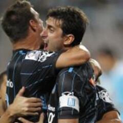 Milito regresa con gol a Racing y lo acerca a los octavos