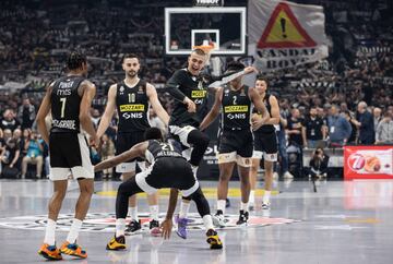 James Nunnally y Yam Madar se saludan rodeados por sus compañeros antes del duelo ante el Olympiacos.