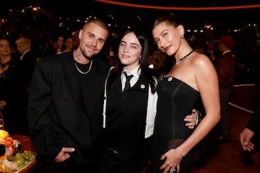 Justin Bieber, Billie Eilish y Hailey Bieber 
durante la gala de los Premios Grammy 2026 celebrados en el Crypto.com Arena de Los Ángeles..