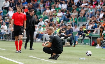 El entrenador del Elche, Beccacece, observa el juego de su equipo desde la banda.