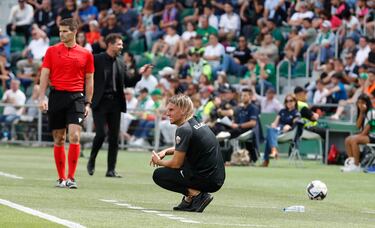 El entrenador del Elche, Beccacece, observa el juego de su equipo desde la banda.