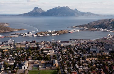 La ciudad de Bodø tiene una población aproximada de 53.700 a 55.000 habitantes. Es la segunda ciudad más grande de la provincia de Nordland, después de Narvik. Funciona como la capital administrativa de la provincia de Nordland.