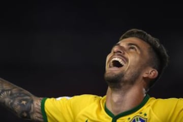 Brazil's Lucas Lima celebrates after scoring against Argentina during their Russia 2018 FIFA World Cup South American Qualifiers football match, in Buenos Aires, on November 13, 2015. AFP PHOTO / EITAN ABRAMOVICH