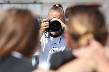 La selección alemana de fútbol femenino se presentó ante los medios con vistas a la Eurocopa, que tendrá lugar en Inglaterra del 6 al 31 de julio. En la imagen, Klara Bühl toma fotografías a sus compañeras en el Adi-Dassler-Stadion, en Herzogenaurach (Alemania). Las germanas están encuadradas en el Grupo B junto a España, Dinamarca y Finlandia. 