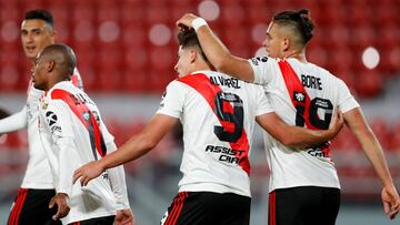 JJPANA5869. BUENOS AIRES (ARGENTINA), 20/10/2020.- El jugador Julian Álvarez (c) de River Plate celebra un gol hoy, en un partido de la Copa Libertadores entre River Plate y Liga Deportiva Universitaria de Quito en el estadio Libertadores de Am&eac
