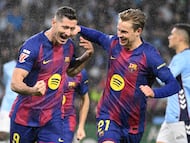 Barcelona's Polish forward #09 Robert Lewandowski celebrates scoring the opening goal during the Spanish league football match between RC Celta de Vigo and FC Barcelona at Balaidos Stadium in Vigo on November 9, 2025. (Photo by Miguel RIOPA / AFP)