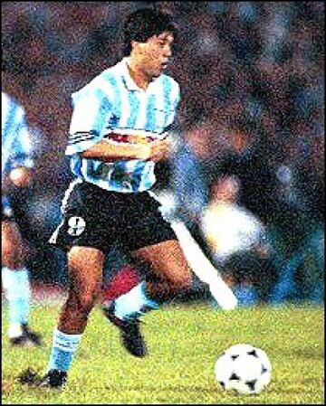 Ricardo Ramírez estaba llamado a ser un futbolista argentino importante, así al menos lo consideraba Diego Armando Maradona cuando le entrenó en Racing: “Me sorprendió muchísimo el chico Ramírez. Acuérdense lo que les digo: Ricardo Ramírez es mi sucesor”. El 10 lo tenía claro, aunque el Bocha Ramírez no consiguió cumplir las expectativas. Como el mismo admitió, en alguna entrevista, las cuestiones extradeportivas truncaron su proyección y de Racing acabó jugando en equipos de inferior categoría hasta que se retiró del fútbol. Finalmente, el pasado 1 de mayo aquel chico que había encandilado al 10, murió con 48 a?os por una complicación respiratoria tras contraer coronavirus.