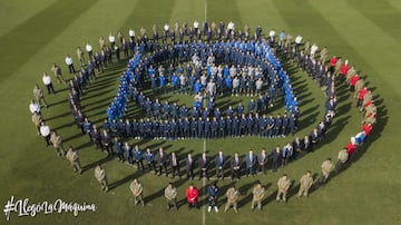 La Máquina Celeste se tomó su foto oficial del torneo Apertura 2018 en el Estadio Azteca. Los jugadores, cuerpo técnico y directiva formaron el escudo de la institución en el centro de la cancha. Esta es una de las fotos más recordadas de Cruz Azul.