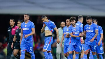 Jugadores de Cruz Azul después de la derrota contra América.