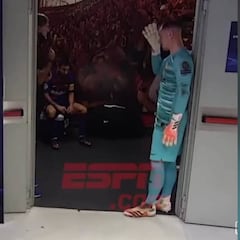 Se filtran las imágenes de Messi dentro del vestuario al descanso: dramático
