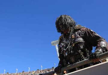 Immortan Joe se tomó un respiro de perseguir a Mad Max para ver el partido de los Raiders.