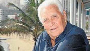 <b>CANARIO Y BLANCO. </b>Luis Molowny, 81 años, disfruta del sol y el clima canario en su casa de Las Palmas.