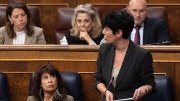 La ministra de Seguridad Social y Migraciones, Elma Saiz, interviene durante una sesión de control al Gobierno, en el Congreso de los Diputados, a 20 de diciembre de 2023, en Madrid (España). Durante la sesión de control, el presidente del Gobierno, responde a preguntas del líder del PP, y de la portavoz de Vox, sobre la moción de censura en Pamplona, y también una cuestión sobre la subida de las hipotecas que le formulará el portavoz de ERC. Esta es la segunda sesión de control al Gobierno en el Congreso de esta legislatura, pero la primera a la que acudirá el presidente del Gobierno, quien hoy se enfrenta con un cara a cara al líder del PP. Durante la mañana de hoy, Feijóo, ha aceptado mantener una reunión el próximo viernes, 22 de diciembre con el presidente del Gobierno,, al que ha enviado una carta con un orden del día con los temas que propone para abordar, entre ellos la ley de amnistía, medidas para garantizar la independencia judicial o la moción de censura en Pamplona que dará la Alcaldía a EH Bildu.
20 DICIEMBRE 2023;CONGRESO;GOBIERNO;SANCHEZ;FEIJOO;PLENO
Eduardo Parra / Europa Press
20/12/2023